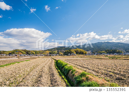 冬の明日香村　寒々とした田園風景　奈良県 135552391