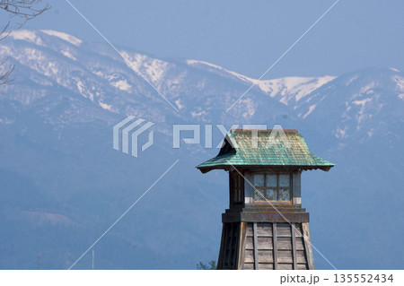 湖岸の灯篭と冠雪した山並 湖岸の灯篭と冠雪した山並 135552434