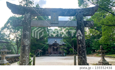 八女市星野村の麻生神社の風景 八女市星野村の麻生神社の風景 135552438