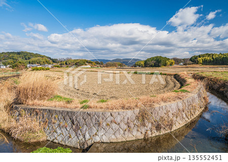 田んぼの中の用水路 奈良県明日香村 田んぼの中の用水路 奈良県明日香村 135552451
