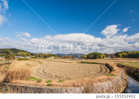 田んぼの中の用水路　奈良県明日香村 135552452