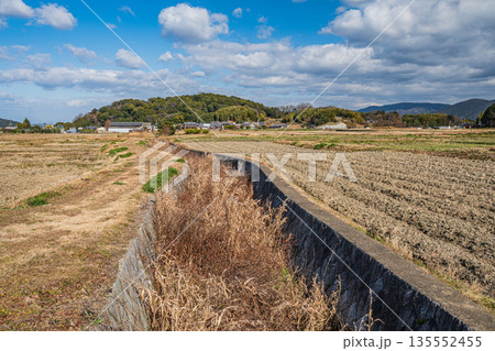 田んぼの中の用水路 奈良県明日香村 田んぼの中の用水路 奈良県明日香村 135552455