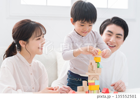 積み木のおもちゃで遊ぶ家族 135552501