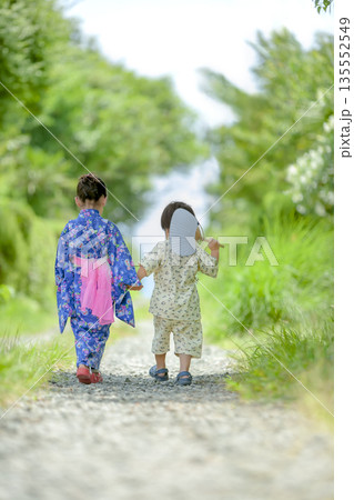 浴衣で歩く姉弟の後ろ姿 浴衣で歩く姉弟の後ろ姿 135552549