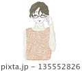 眼鏡をかけている女性 眼鏡をかけている女性 135552826