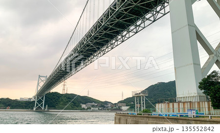 下から見上げた関門海峡の関門橋 下から見上げた関門海峡の関門橋 135552842