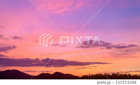 夕焼けに染まる川内峠ドライブ 135553206