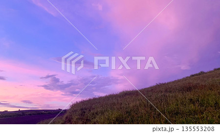 夕焼けに染まる川内峠ドライブ 135553208