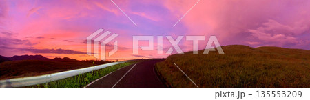 夕焼けに染まる川内峠ドライブ 夕焼けに染まる川内峠ドライブ 135553209