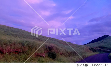 夕焼けに染まる川内峠ドライブ 夕焼けに染まる川内峠ドライブ 135553212