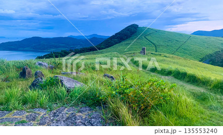絶景広がる川内峠の草原 135553240