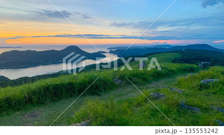 絶景広がる川内峠の草原 135553242