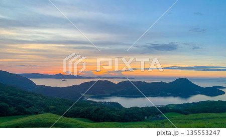 絶景広がる川内峠の草原 135553247