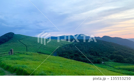 絶景広がる川内峠の草原 135553250