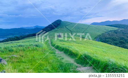 絶景広がる川内峠の草原 135553251