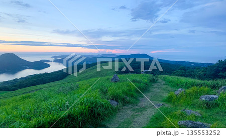 絶景広がる川内峠の草原 135553252