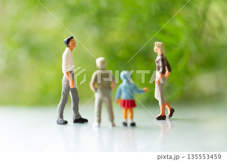 子どもの前で向き合う男女 父母 親子 親権 離婚 共同親権 イメージ 135553459