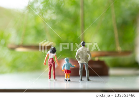 父母の間に立つ子ども 親子の後ろ姿 親権 離婚 共同親権 イメージ 父母の間に立つ子ども 親子の後ろ姿 親権 離婚 共同親権 イメージ 135553460