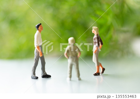 子どもの前で向き合う男女 父母 親子 親権 離婚 共同親権 イメージ 子どもの前で向き合う男女 父母 親子 親権 離婚 共同親権 イメージ 135553463