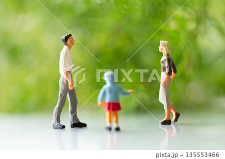 子どもの前で向き合う男女 父母 親子 親権 離婚 共同親権 イメージ 子どもの前で向き合う男女 父母 親子 親権 離婚 共同親権 イメージ 135553466