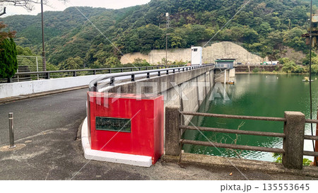 自然に囲まれた鱒淵ダム 自然に囲まれた鱒淵ダム 135553645