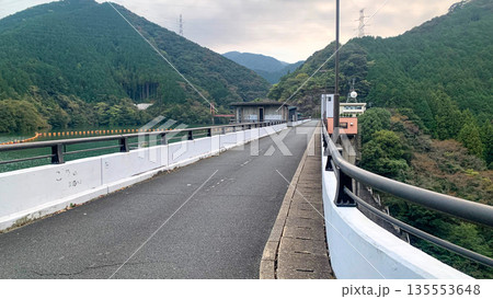 自然に囲まれた鱒淵ダム 135553648