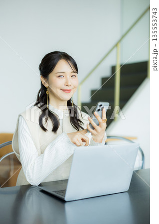 カフェで仕事をするビジネスウーマン カフェで仕事をするビジネスウーマン 135553743