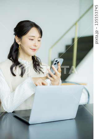 カフェで仕事をするビジネスウーマン 135553745