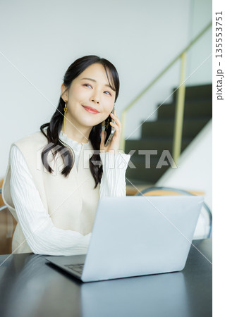 カフェで仕事をするビジネスウーマン 135553751