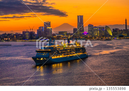 日本の横浜都市景観飛鳥Ⅲや富士山、関内の街、みなとみらいなどを望む 135553898
