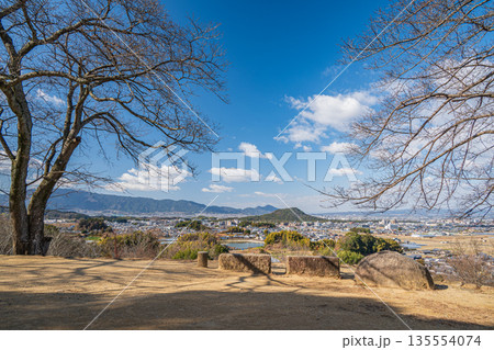 甘樫丘展望台からの橿原市方面の景観 飛鳥歴史公園甘樫丘地区 奈良県明日香村 甘樫丘展望台からの橿原市方面の景観 飛鳥歴史公園甘樫丘地区 奈良県明日香村 135554074