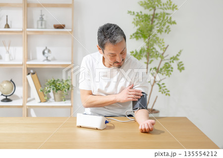 血圧を測る男性 135554212