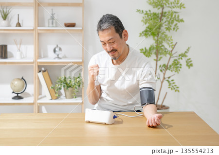 血圧を測る男性 血圧を測る男性 135554213