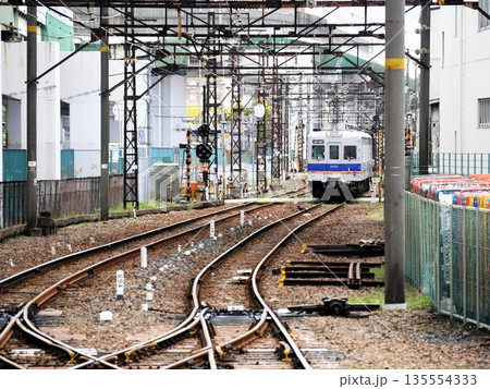 ローカル線の駅と遠くからやってくる電車 ローカル線の駅と遠くからやってくる電車 135554333