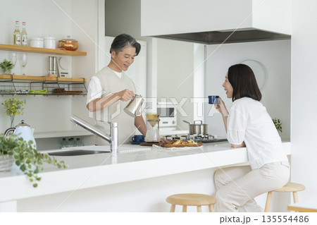 キッチンでコーヒーを楽しむ50代の夫婦 135554486
