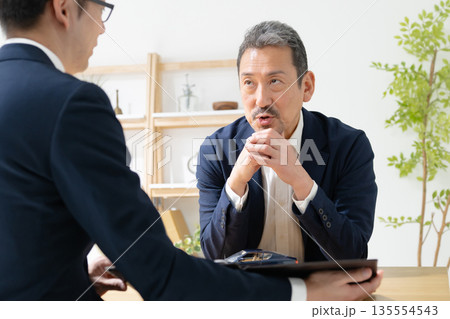 カーディーラー　営業マン　商談 135554543