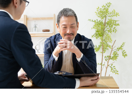 カーディーラー 営業マン 商談 カーディーラー 営業マン 商談 135554544