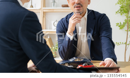 カーディーラー　営業マン　商談 135554545
