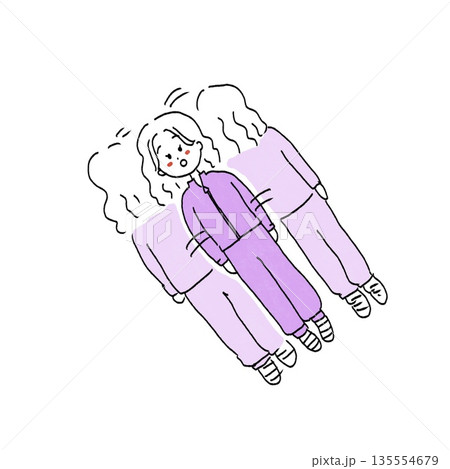 部屋着でごろごろする女の子 部屋着でごろごろする女の子 135554679