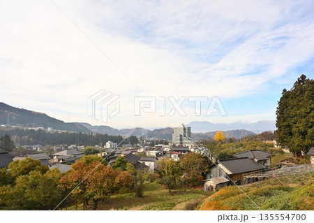 高台から望む湯田中温泉の秋景色（長野県山ノ内町） 135554700