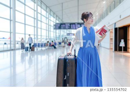 旅行に行く女性 135554702