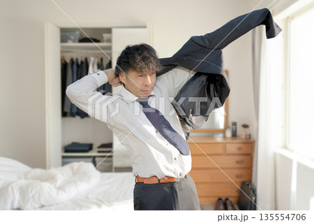 服を着る男性 服を着る男性 135554706