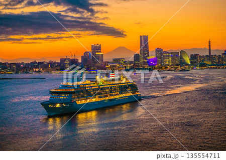 日本の横浜都市景観飛鳥Ⅲや富士山、関内の街、みなとみらいなどを望む。右奥は新高島 135554711
