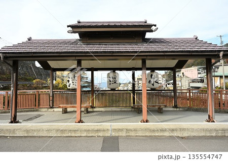 渋温泉の通り沿いに設置された休憩所(長野県山ノ内町) 渋温泉の通り沿いに設置された休憩所(長野県山ノ内町) 135554747