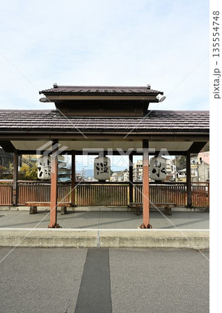 渋温泉の通り沿いに設置された休憩所（長野県山ノ内町） 135554748