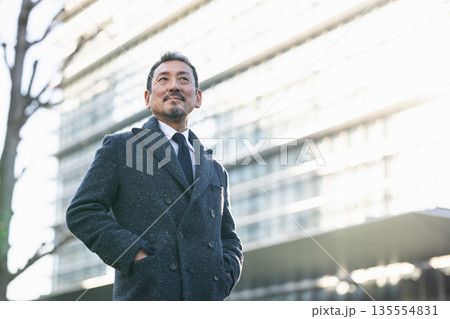 オフィス街を歩くビジネスマン オフィス街を歩くビジネスマン 135554831