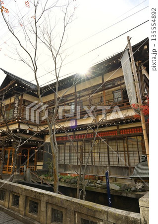秋の渋温泉で見られる温泉街の町並み（長野県山ノ内町） 135554892