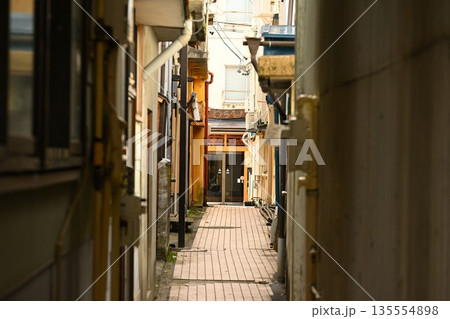 秋の渋温泉で見られる温泉街の町並み（長野県山ノ内町） 135554898