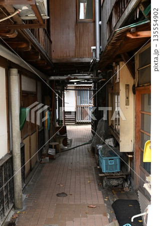 秋の渋温泉で見られる温泉街の町並み（長野県山ノ内町） 135554902