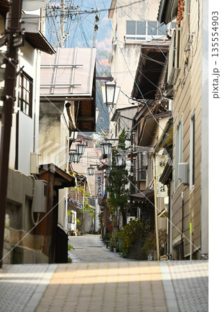 秋の渋温泉で見られる温泉街の町並み(長野県山ノ内町) 秋の渋温泉で見られる温泉街の町並み(長野県山ノ内町) 135554903